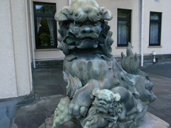 東京都庭園美術館の玄関前の獅子舞
