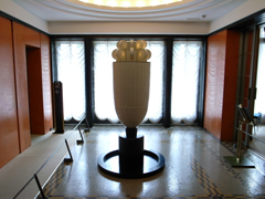 アンリ・ラパンのデザイン白磁の香水塔