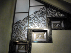 1階のコインロッカーから見える階段の装飾