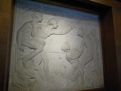 彫刻家レオン・ブランショ作の大理石レリーフ「戯れる子供たち」