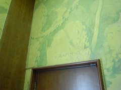 小客室の壁にはアンリ・ラパンのサインがある