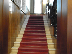大広間から2階への階段