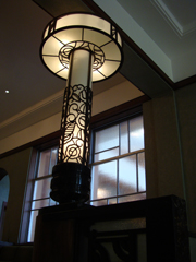 2階広間の花文様の照明柱（W300で撮影）
