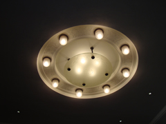 2階広間の天井の円形の照明（W300で撮影）