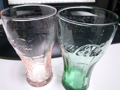 「コーク・グラス」の赤色と緑色を並べてみた