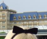 ディズニーランドのアリスのリボン。・・・とバックは東京ディズニーランドホテル。