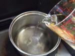 ピクルスの作り方　酢と砂糖と塩を鍋へ・・・