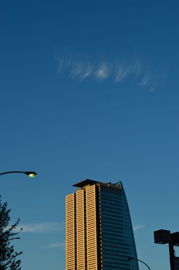 名古屋駅前のビルと雲