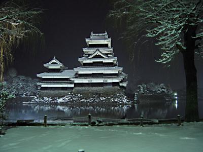 雪の松本城
