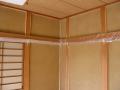 埼玉県所沢市　中古一戸建て　和室　壁紙クロス下地処理　枠周り養生作業中