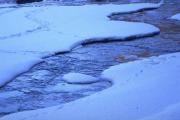 凍てつく川