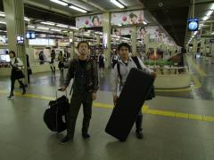 ２人とも、ナイスポーズです…阪急梅田駅にて