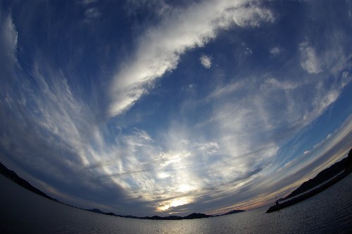 博多湾に広がる雲を魚眼で
