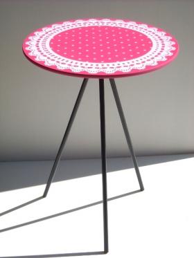水玉とレース柄ビビッドピンクのサイドテーブル【ピンク色の雑貨カタログ】
