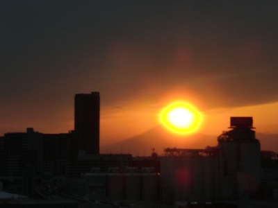 富士に夕日が重なって！